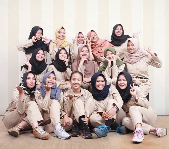 MobiriseStudio foto group, friendship, & angkatan kuliah estetik di Semarang. Banyak pilihan background & konsep seru dekat kampus UNDIP & UNNES. Booking slotmu sekarang!