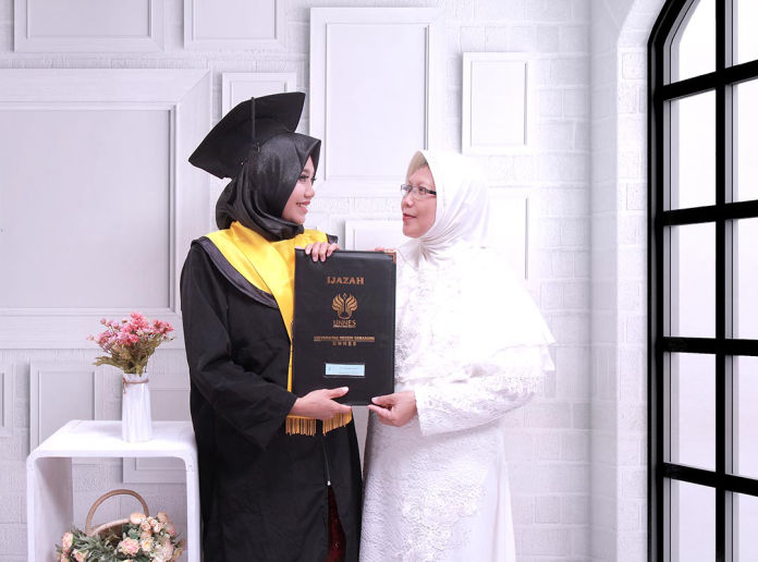 Foto Wisuda Hemat Potrait